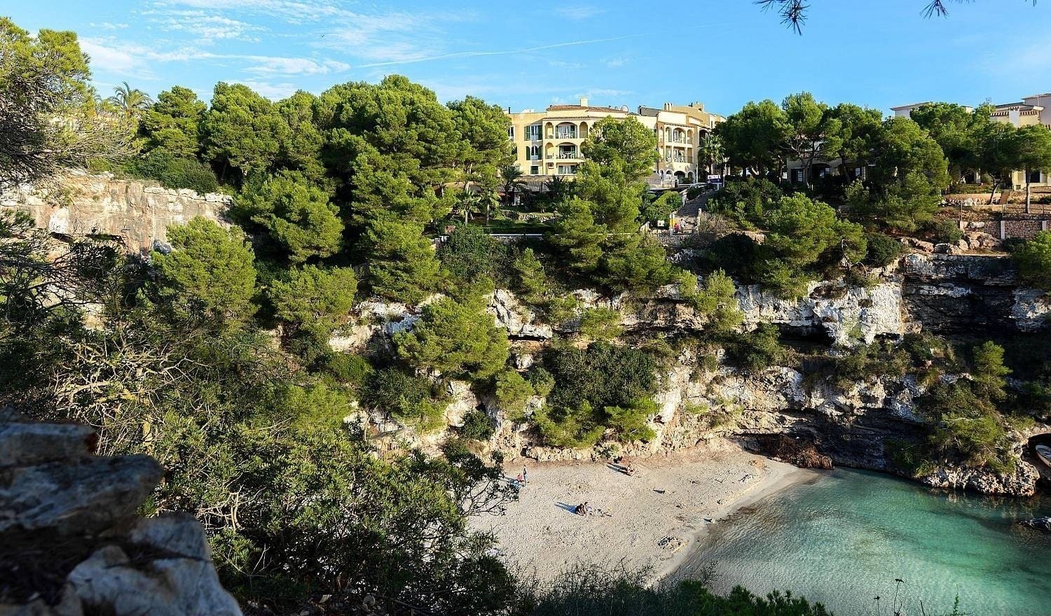 Vue panoramique sur la plage et l´hôtel Ona Cala Pi, à Majorque