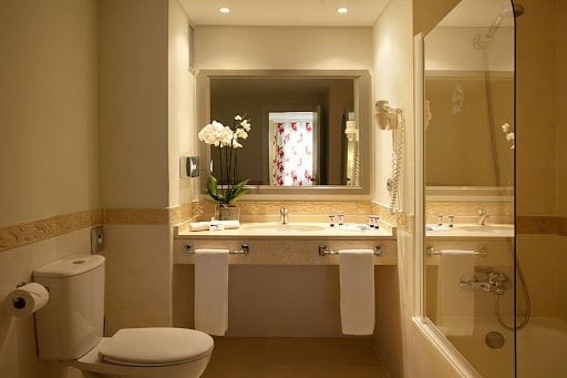 Detalle de cuarto de baño del Hotel Ona Marinas de Nerja