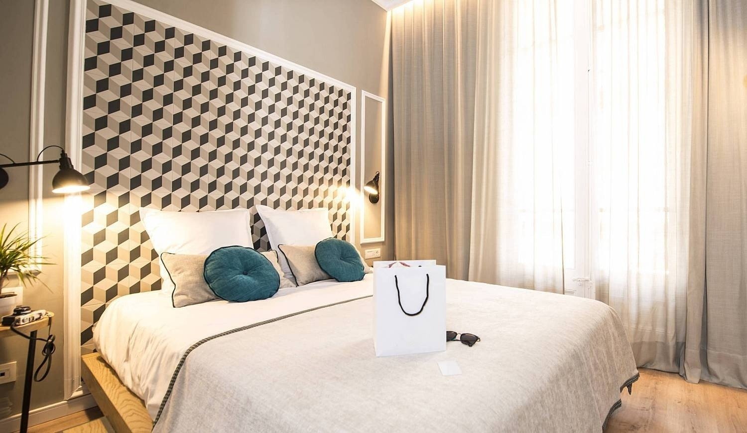 Bedroom with a double bed at the Hotel Boutique Mosaic by Ona Hotels, in Barcelona