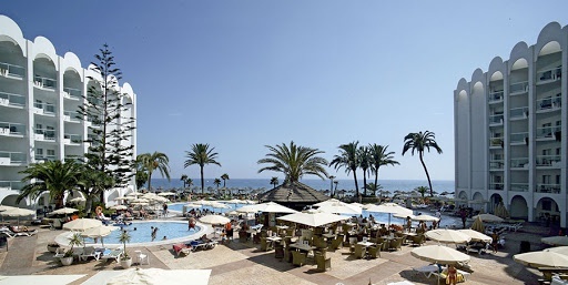 Panorámica de las facilidades del Hotel Ona Marinas de Nerja y sus piscinas