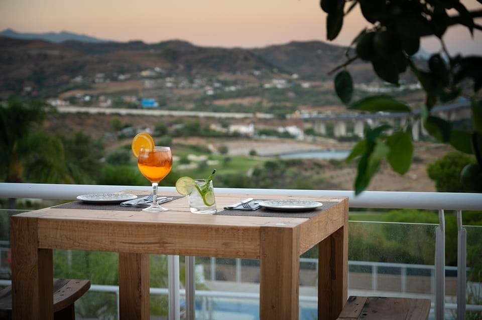 Detalle de cóctel en una terraza del hotel Ona Valle Romano Golf - Resort 