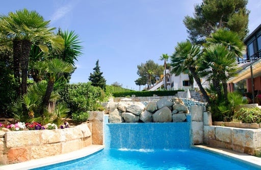Detalle de piscina exterior del hotel Ona Aucanada al Norte de Mallorca 