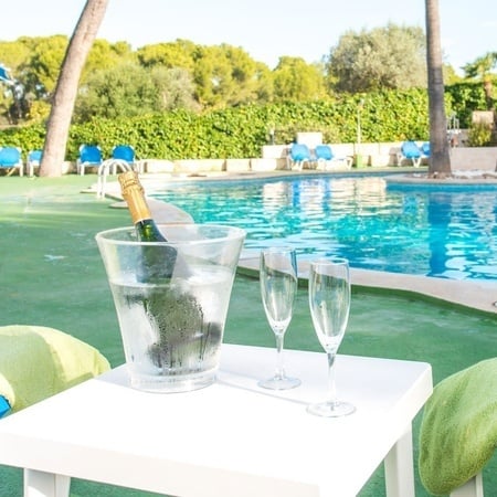 Zona de hamacas en piscina exterior del hotel Ona Aucanada al Norte de Mallorca 