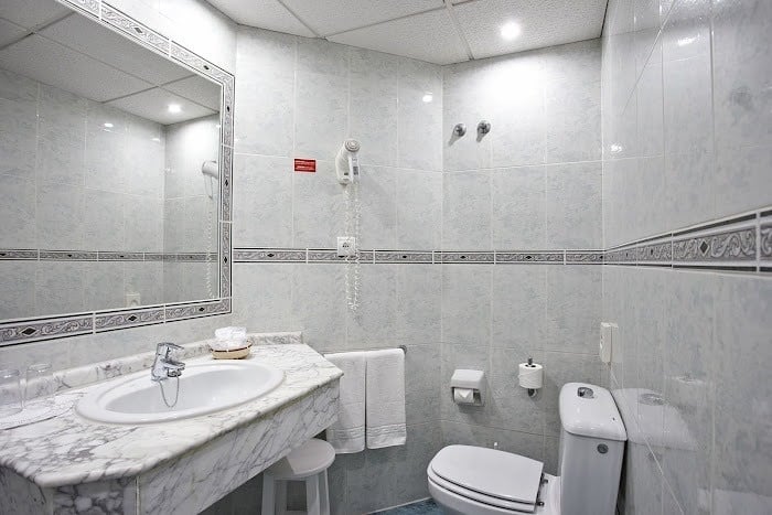 un cuarto de baño con un inodoro y un lavabo