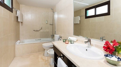 Bathroom of the Ona Valle Romano Golf - Resort hotel apartment