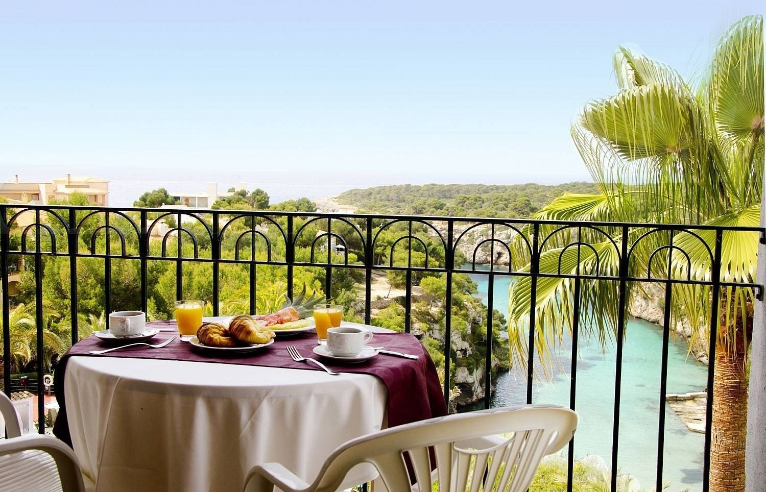 Blick auf den Pool von der Terrasse des Hotels Ona Cala Pi auf Mallorca