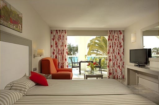 Schlafzimmer mit Doppelbett im Hotel Ona Marinas in Nerja
