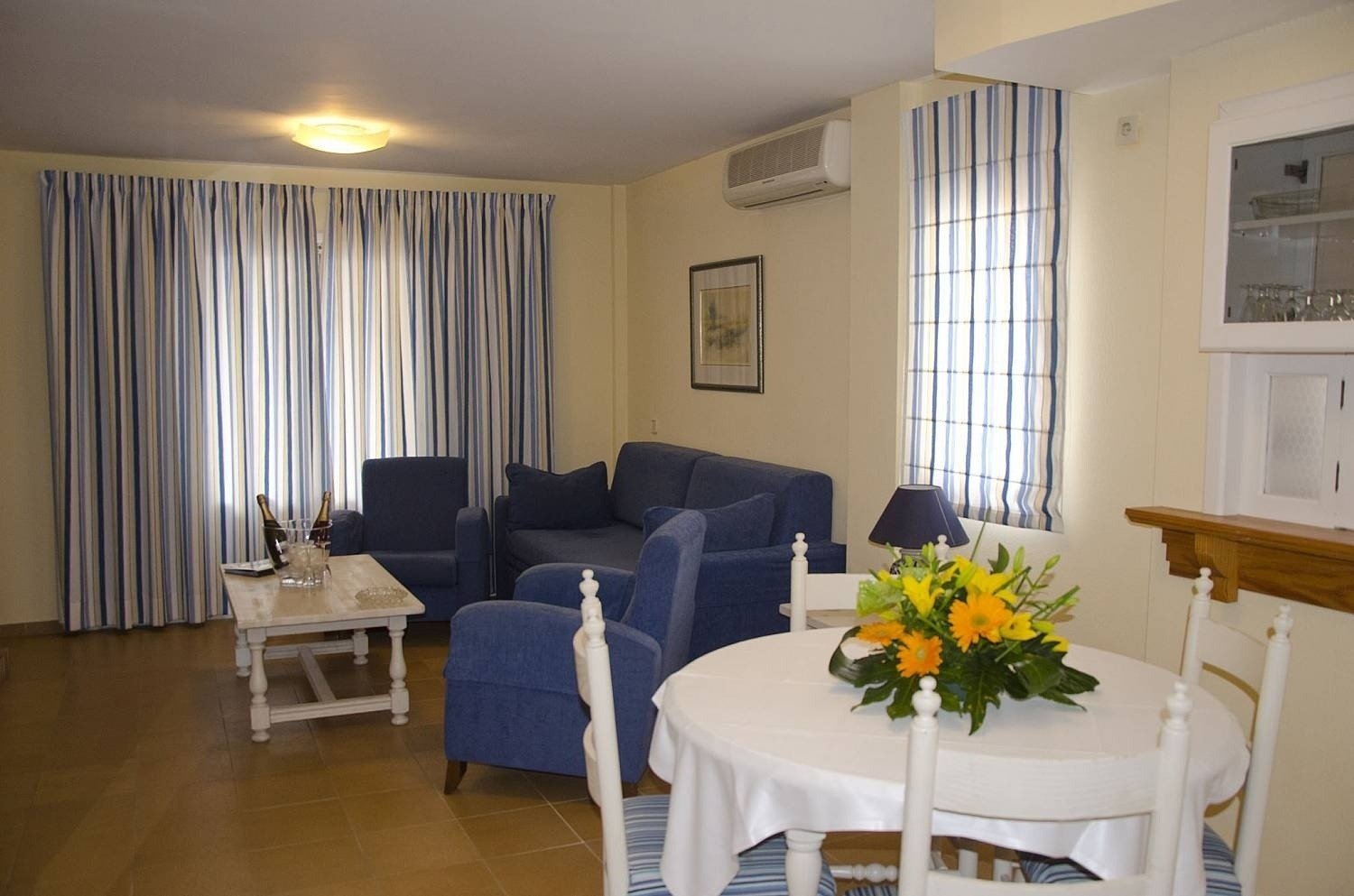 Speisesaal und Lounge des Hotels Ona Cala Pi auf Mallorca
