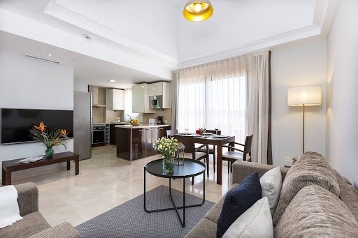 Apartment mit Küche, Schlafzimmer, Wohnzimmer und eigenem Bad im Hotel Ona Valle Romano Golf - Resort