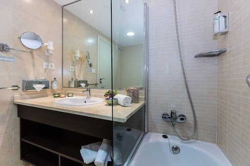 Details zum Badezimmer im Ona Valle Romano Golf - Resort Hotel