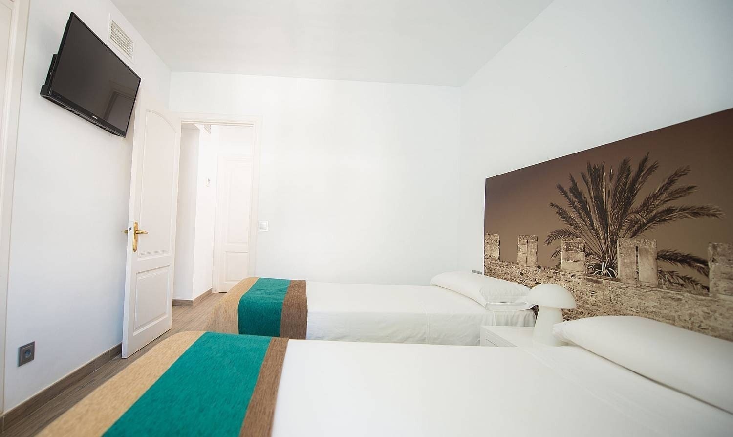 Habitación con dos camas del hotel Ona Aucanada al Norte de Mallorca 