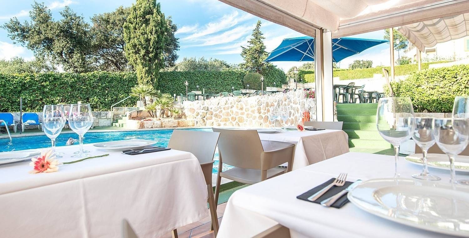 Restaurant donnant sur la piscine extérieure de l´hôtel Ona Aucanada au nord de Majorque