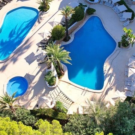 Piscinas exteriores del hotel Ona Cala Pi, en Mallorca