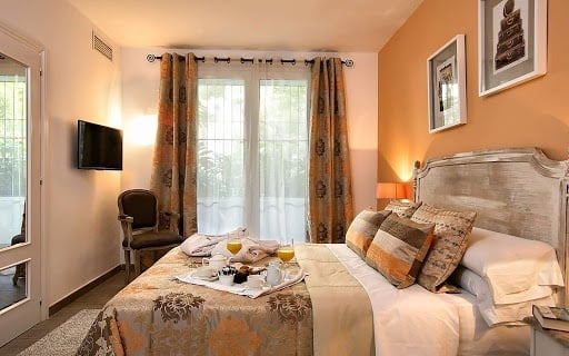 Dormitorio doble con balcón del Hotel Ona Alanda Club Marbella