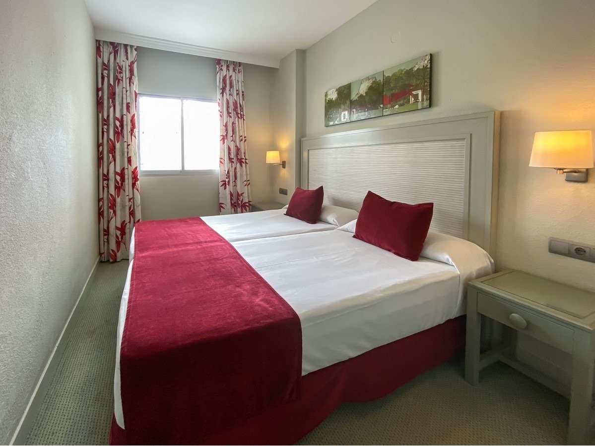 Dormitorio con camas y ventanal del Hotel Ona Marinas de Nerja