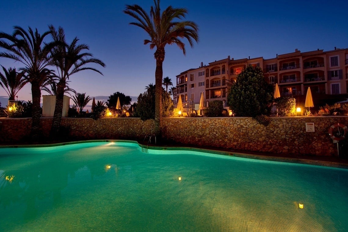 Panorámica de piscina exterior al anochecer del hotel Ona Cala Pi, en Mallorca