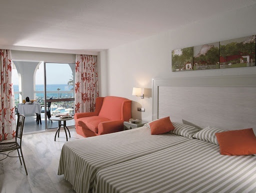 Schlafzimmer mit zwei Betten und Terrasse des Hotel Ona Marinas in Nerja