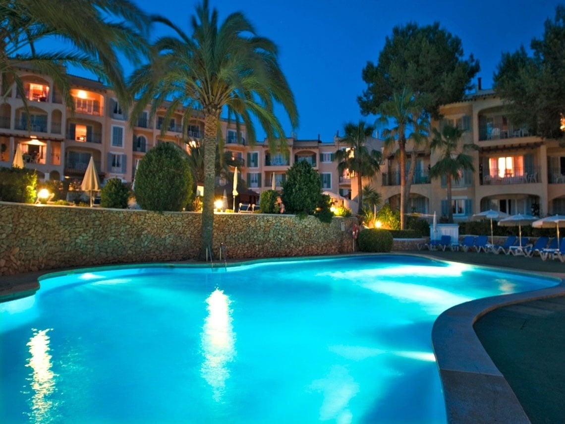 Piscina exterior al anochecer del hotel Ona Cala Pi, en Mallorca