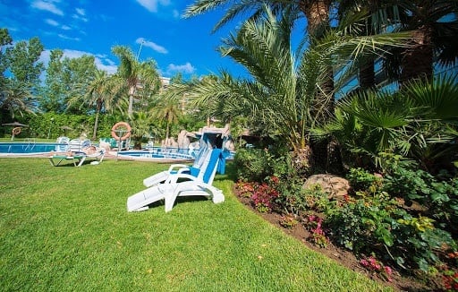 Chaises longues dans la piscine extérieure de l´hôtel Ona Jardines Paraisol à Salou