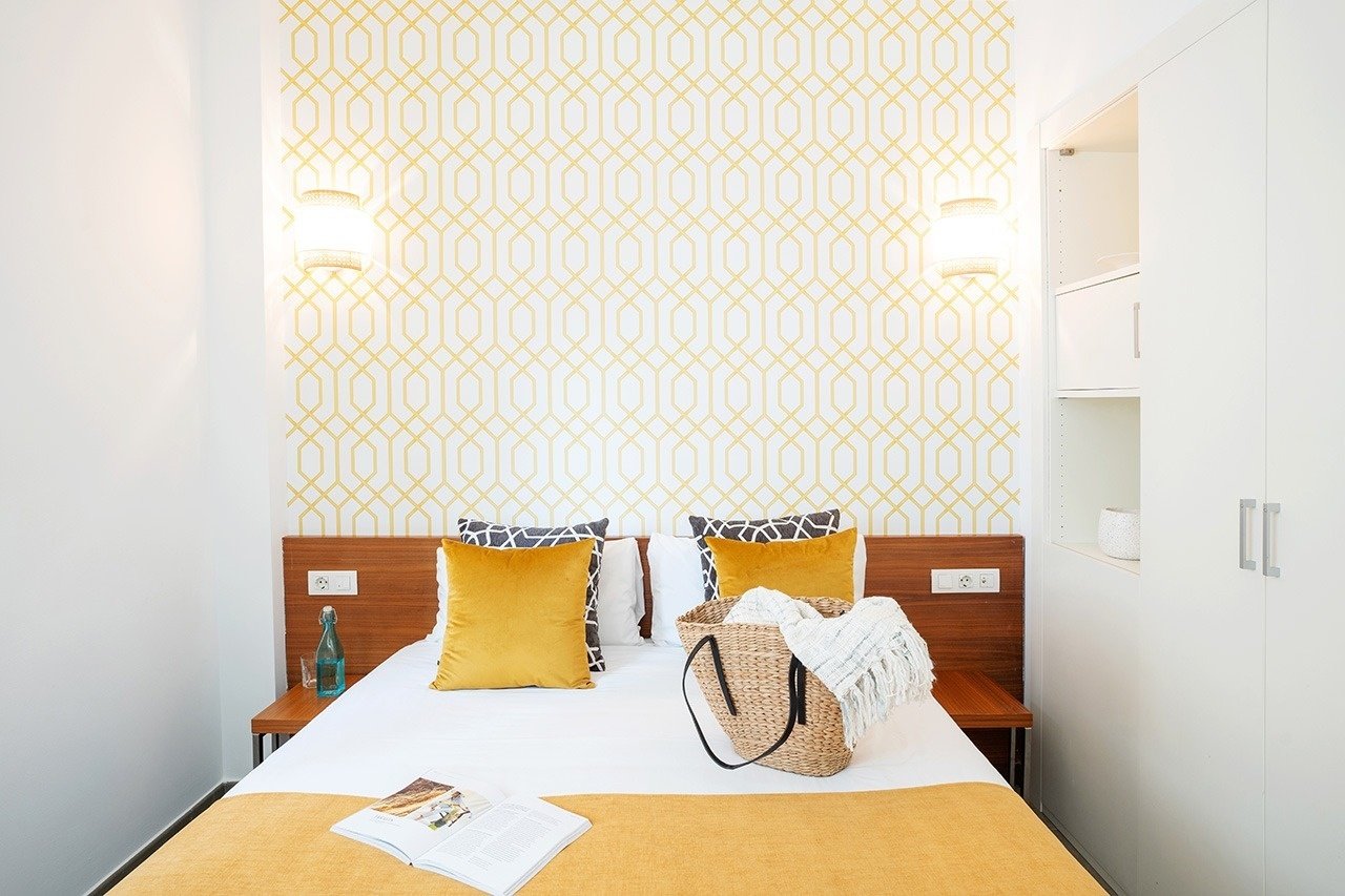 Habitación con cama doble y baño del hotel Ona Living Barcelona 