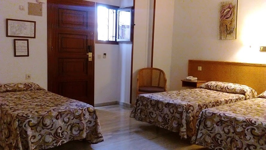 une chambre d' hôtel avec deux lits et une chaise