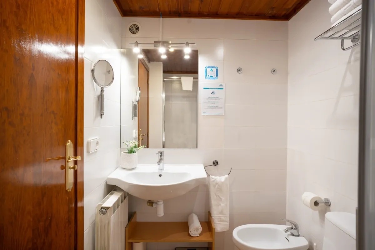 ein Badezimmer mit einem Waschbecken und einem Spiegel