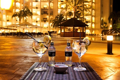 Detail eines Tisches mit Getränken im Hotel Ona Marinas in Nerja