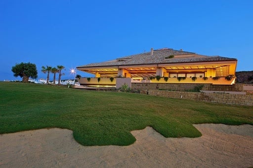 Vue panoramique sur le golf d´Ona Valle Romano - Hôtel de villégiature au coucher du soleil