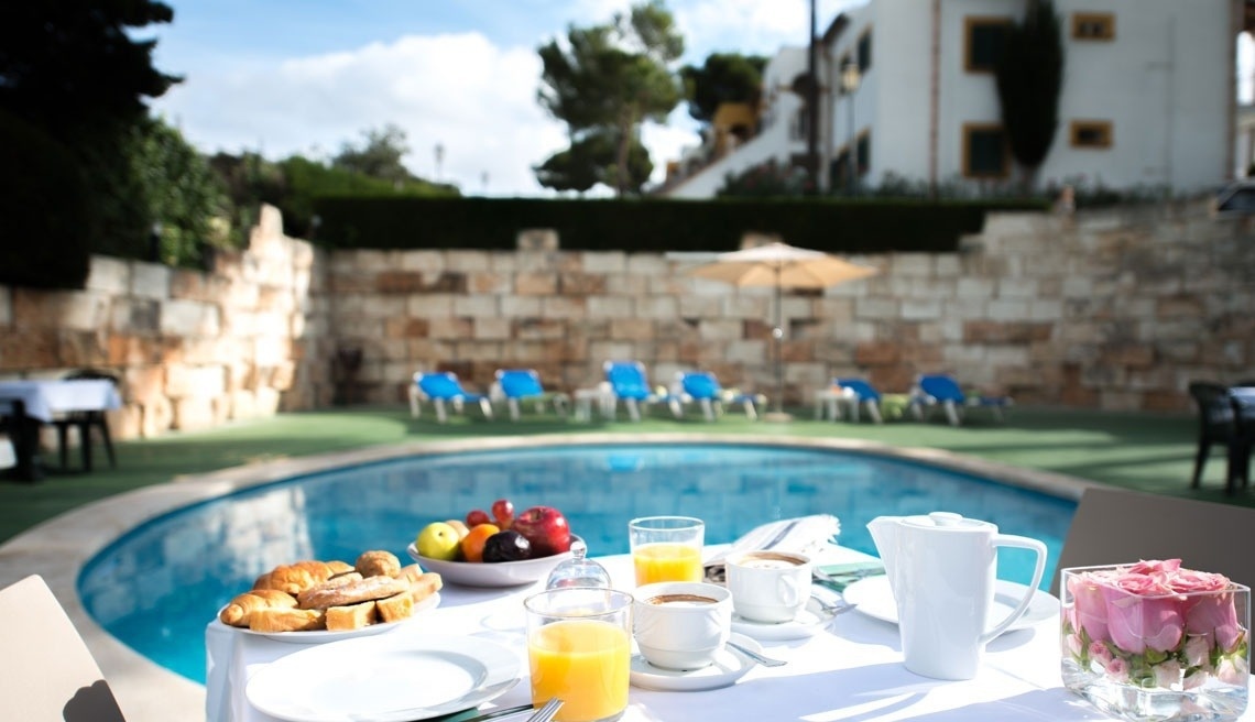 Breakfast in the outdoor pool of the Ona Aucanada hotel in the North of Mallorca