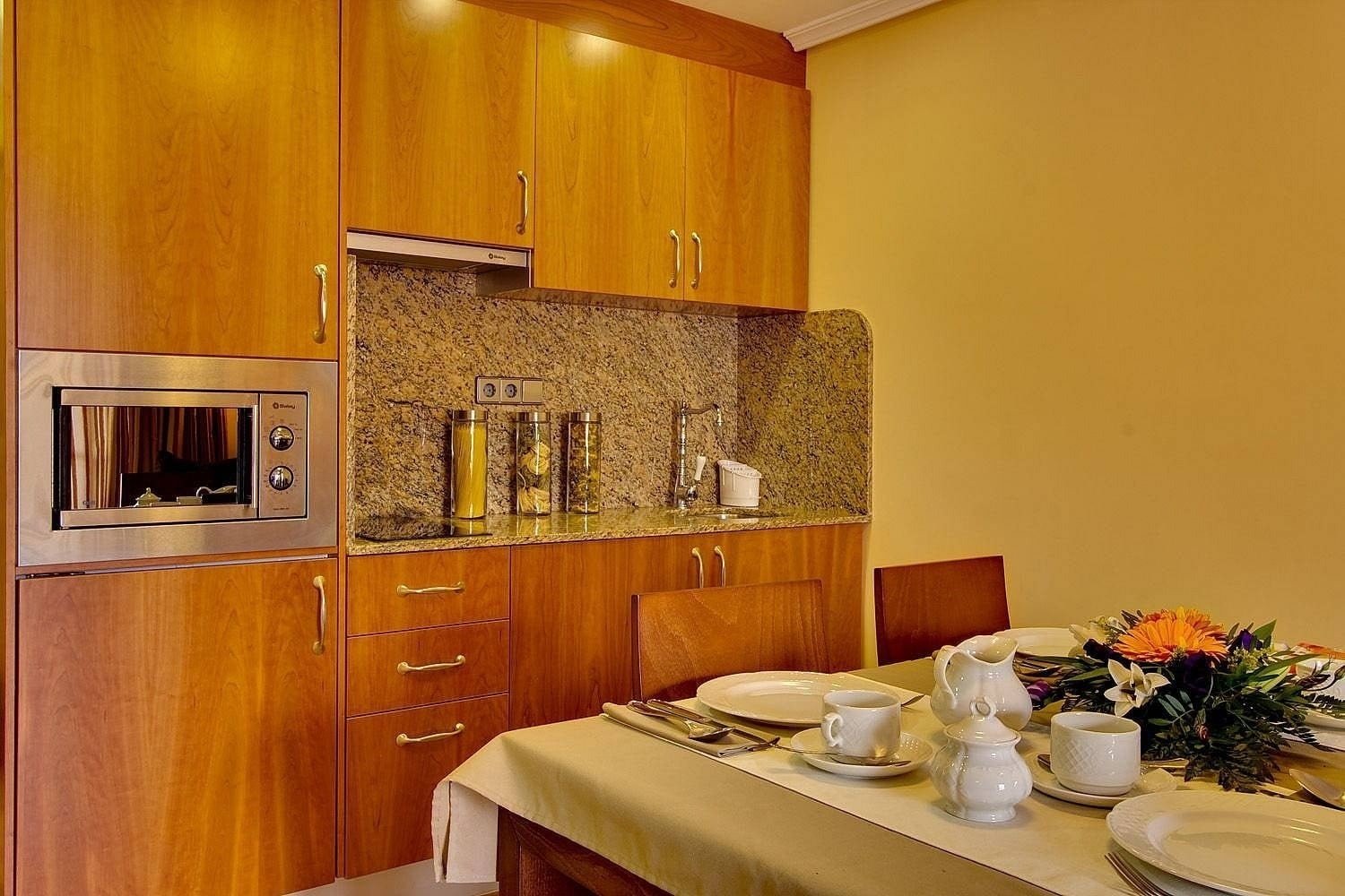 Voll ausgestattete Küche der Wohnung im Hotel Ona Ogisaka Garden in Denia