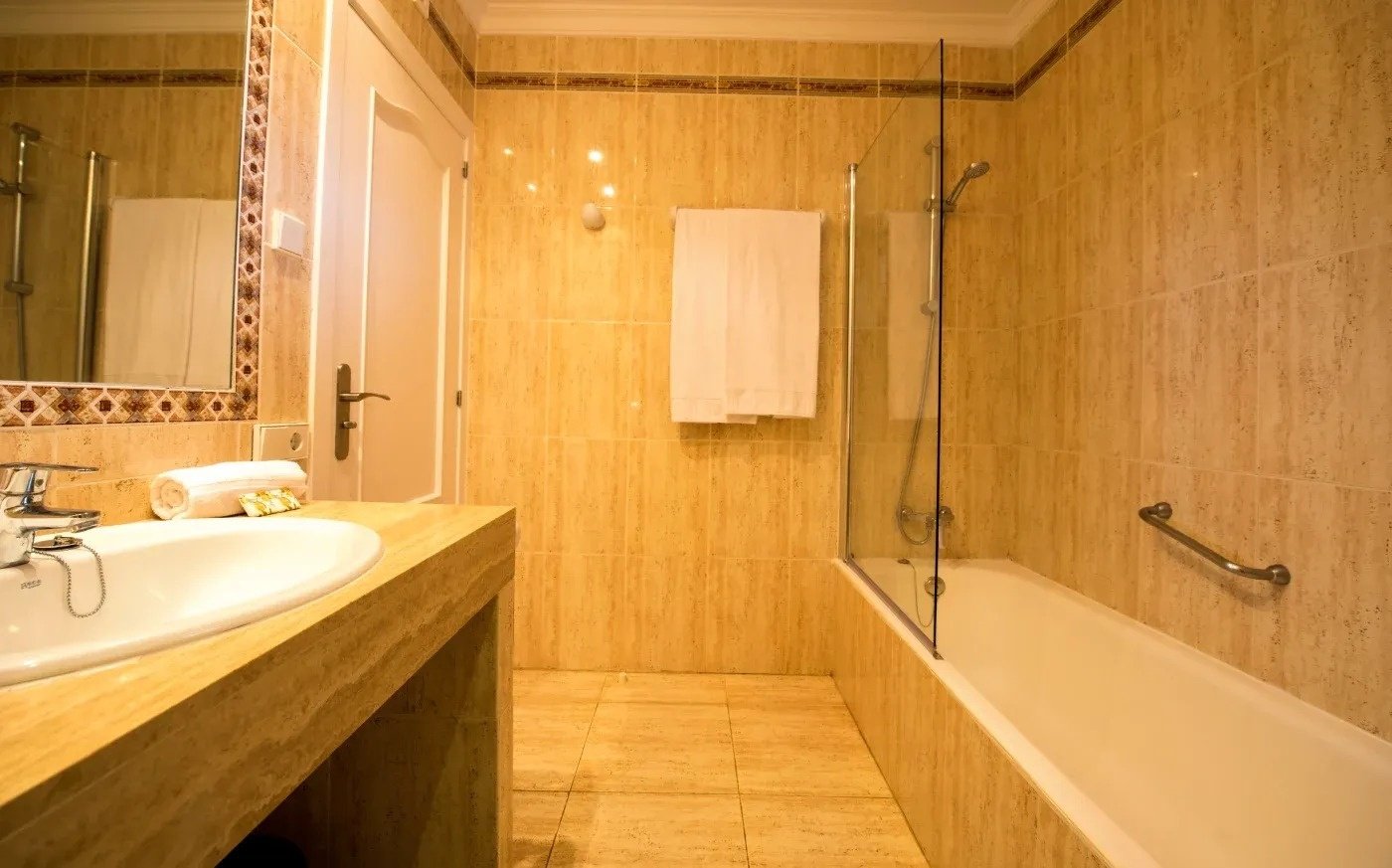 ein Badezimmer mit einem Waschbecken und einer Badewanne