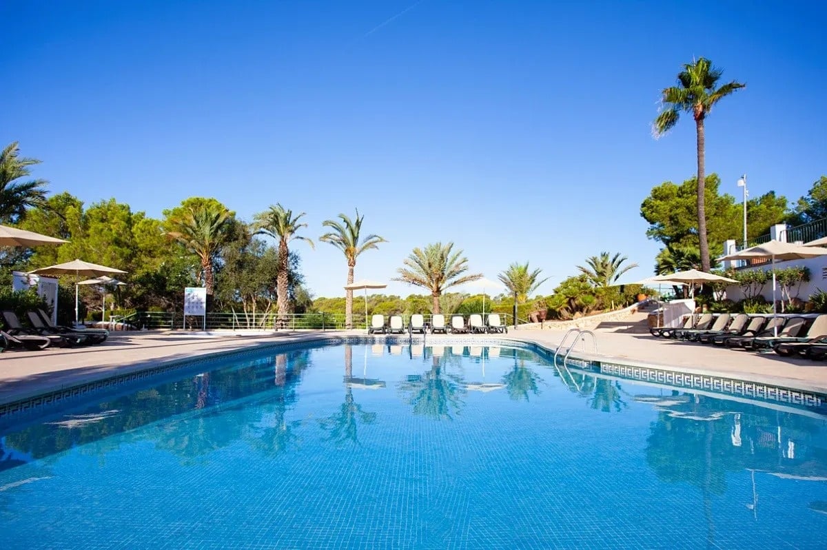 Außenpool in der Abenddämmerung des Hotels Ona Cala Pi auf Mallorca