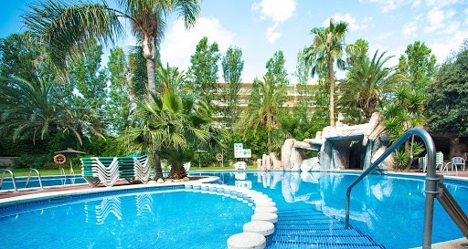 Panoramic view of the outdoor pool with facilities at the Ona Jardines Paraisol hotel in Salou