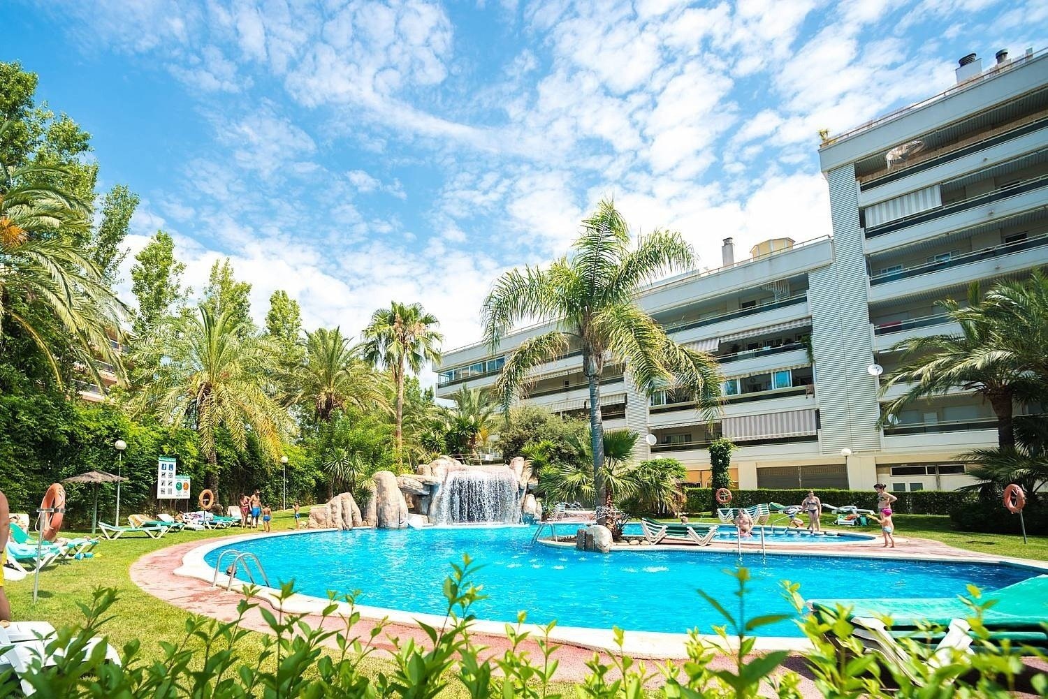 Panoramic view of the outdoor pool of the Ona Jardines Paraisol hotel in Salou