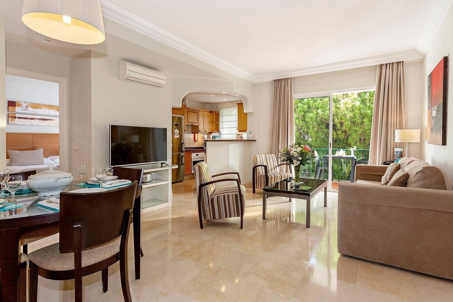 Apartamento con comedor y salón del Hotel Ona Alanda Club Marbella