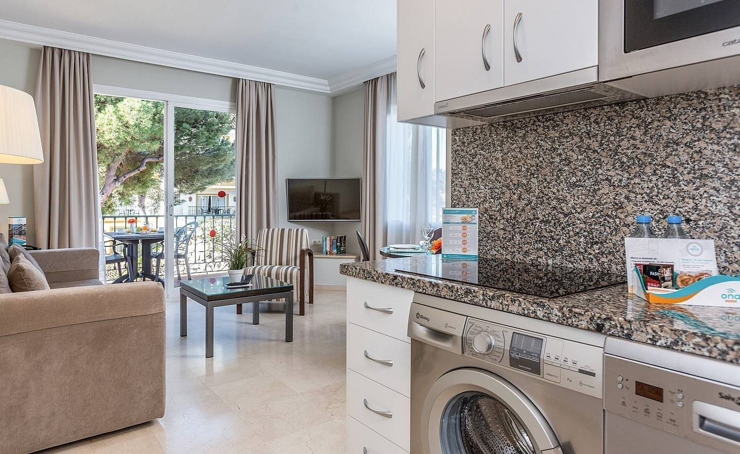 Apartamento con cocina y salón del Hotel Ona Alanda Club Marbella
