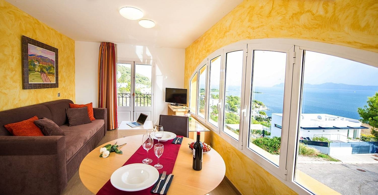 Detalle de comedor con vistas hotel Ona Aucanada al Norte de Mallorca 