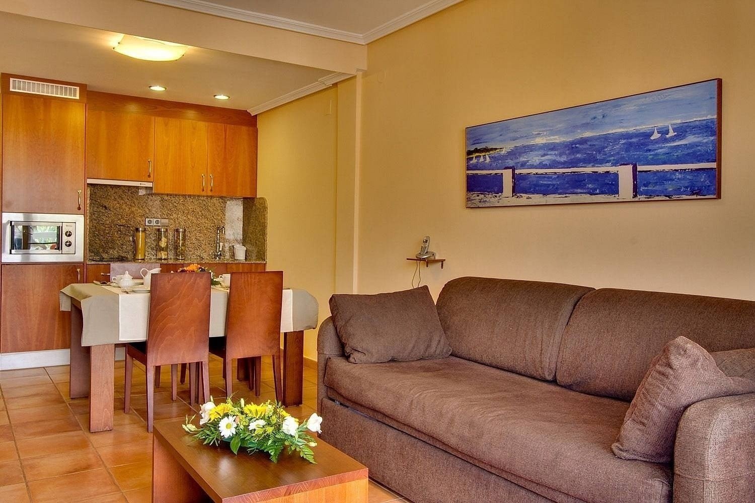 Wohnzimmer mit Sofa im Hotel Ona Ogisaka Garden in Denia