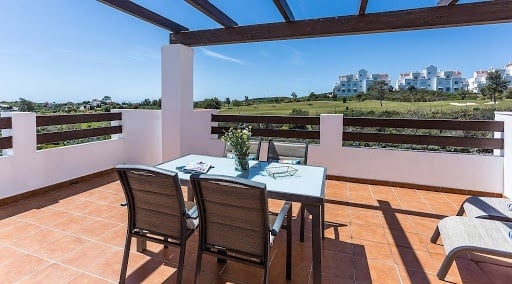 Terraza con mesas del hotel Ona Valle Romano Golf - Resort 