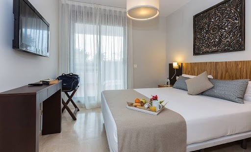 Dormitorio con cama doble del hotel Ona Valle Romano Golf - Resort 