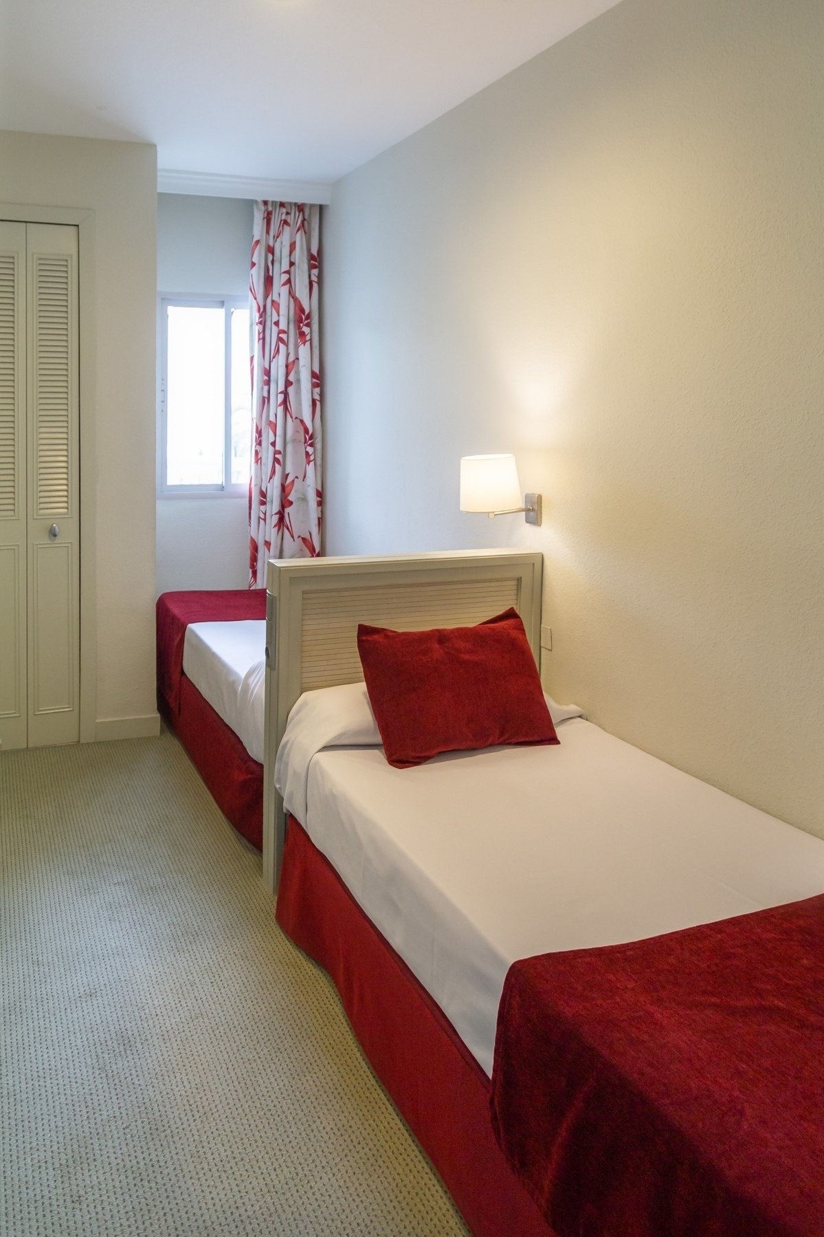 Single beds in the apartment of the Hotel Ona Marinas in Nerja