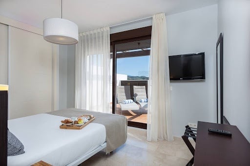 Schlafzimmer mit Terrasse im Hotel Ona Valle Romano Golf - Resort