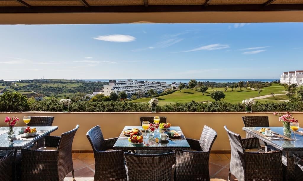 Restaurante con vistas a los campos de golf del hotel Ona Valle Romano Golf - Resort 