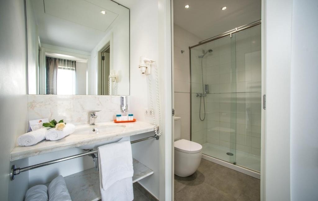 Appartement avec cuisine, salon et salle de bain à l&#39;hôtel Ona Living Barcelona