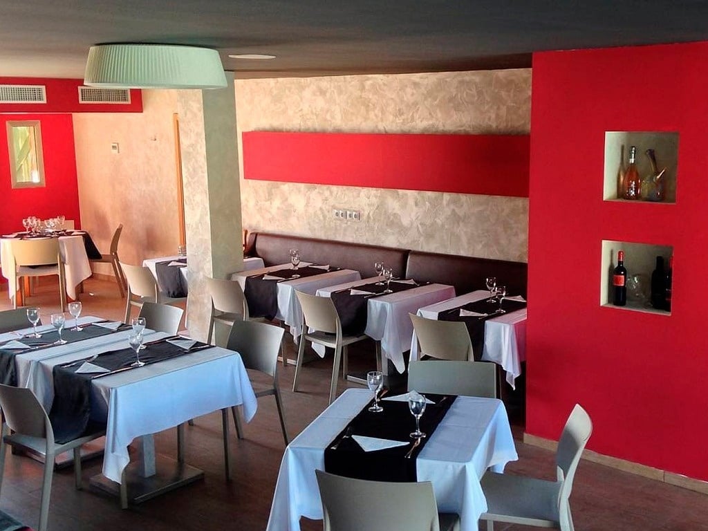 Bar y mesas de restaurante en hotel Ona Aucanada al Norte de Mallorca