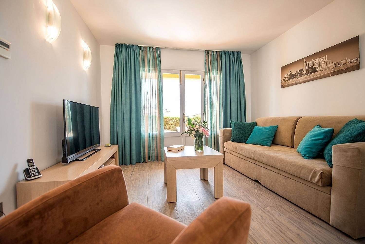 Detalle de zona de descanso con ventana del apartamento del hotel Ona Aucanada al Norte de Mallorca 