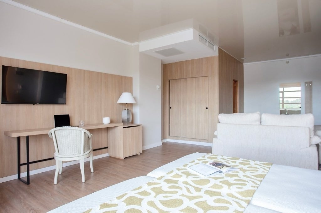 ein Hotelzimmer mit einem Bett , einem Schreibtisch und einem Fernseher