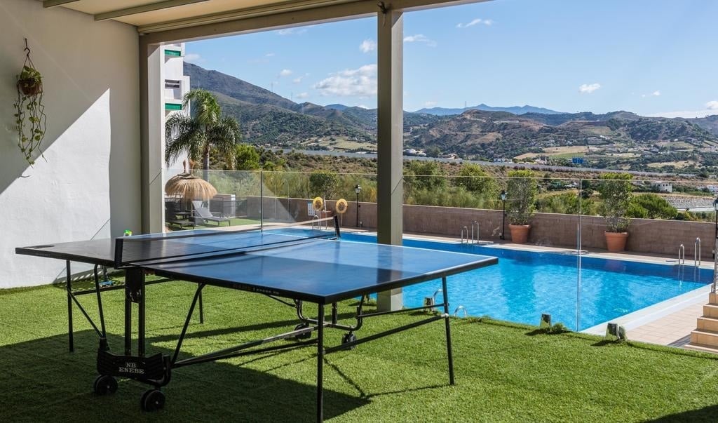 Blick auf den Pool von der Terrasse des Hotelapartments Ona Valle Romano Golf - Resort