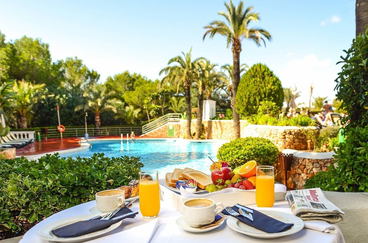 Detalle de mesa cerca de la piscina exterior del hotel Ona Cala Pi, en Mallorca