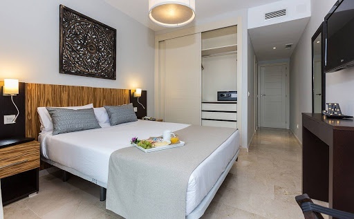 Bedroom with double bed at the Ona Valle Romano Golf - Resort hotel